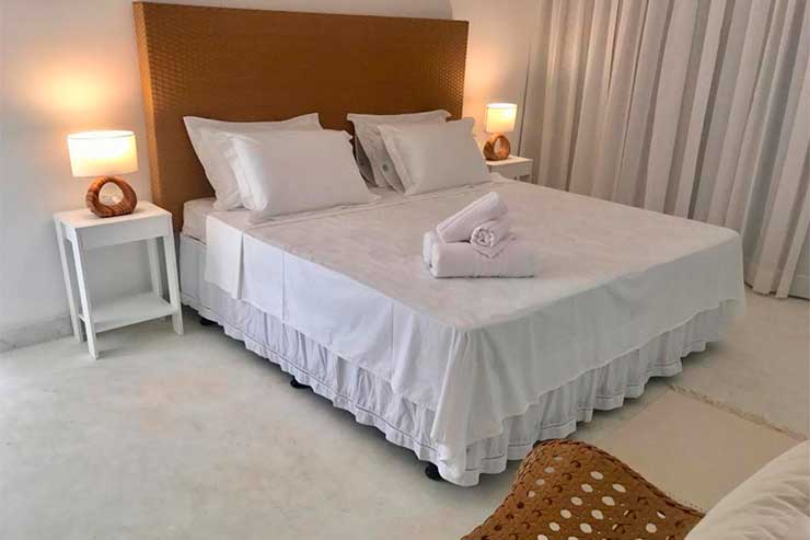 Quarto clean com cama de casal da Monte Alegre Beach, dica de pousada em São Miguel do Gostoso