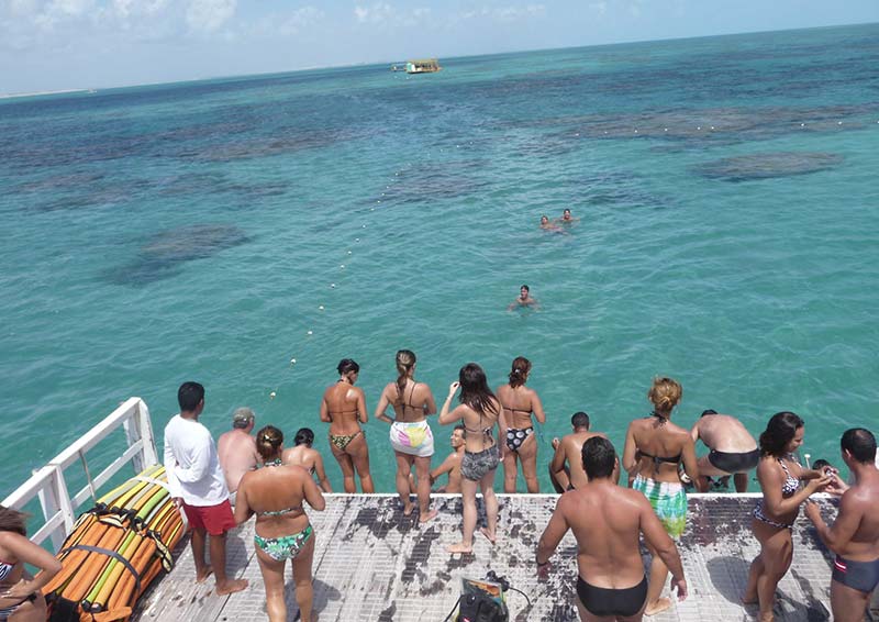 Parrachos de Maracajaú: Pessoas no barco