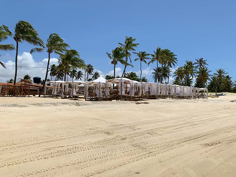 Mesas da Barraca Miramar na Praia de Perobas