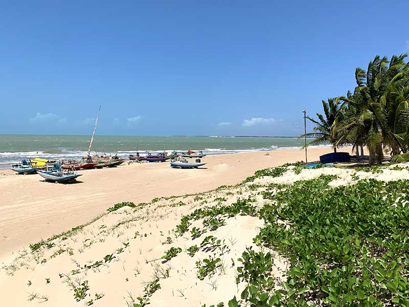 Barcos na areia da Praia de Zumbi em Rio do Fogo