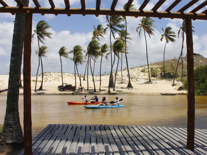 Pessoas praticando caiaque no Punaú Eco Brasil