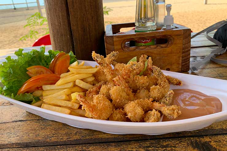 Porção de camarão empanado com fritas do Sheiks, em Gostoso