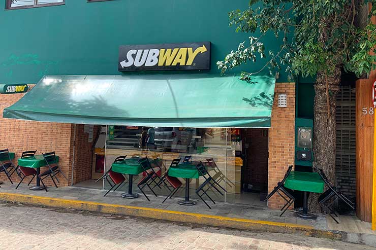 Restaurantes em Pipa: Mesas na calçada no Subway