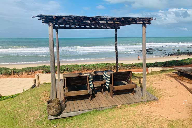 Espreguiçadeiras em frente ao mar na Toca da Coruja