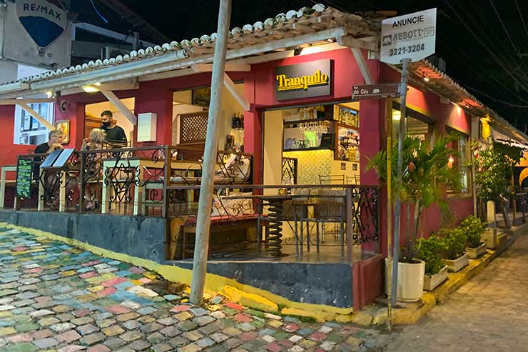 Restaurante Tranquilo, em Pipa, com mesas ao ar livre