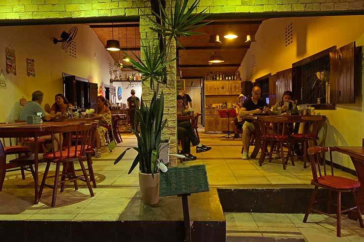 Restaurantes em Pipa: Pessoas comendo no Trio