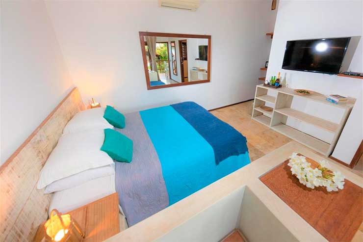 Quarto com cama de casal e TV da Vila Emanuelle, uma das pousadas em São Miguel do Gostoso
