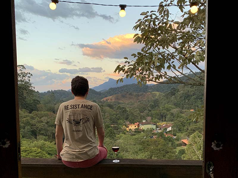 Home no anoitecer em Visconde de Mauá com vista pra mata