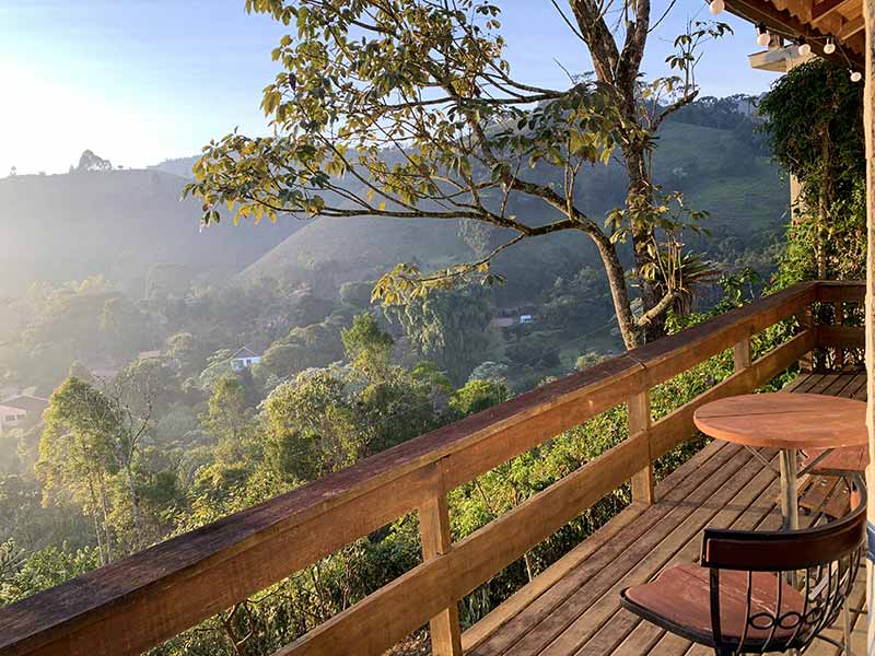 Vista de varanda em Visconde de Mauá no amanhecer