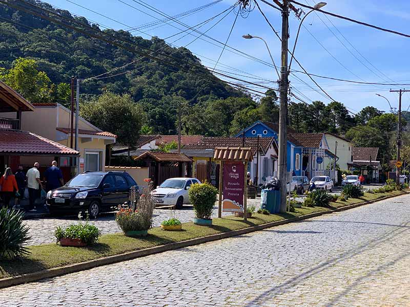 Carros e casas na avenida principal de Visconde de Mauá
