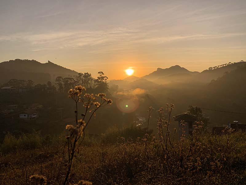 Nascer do sol em Visconde de Mauá com a Pedra Selada