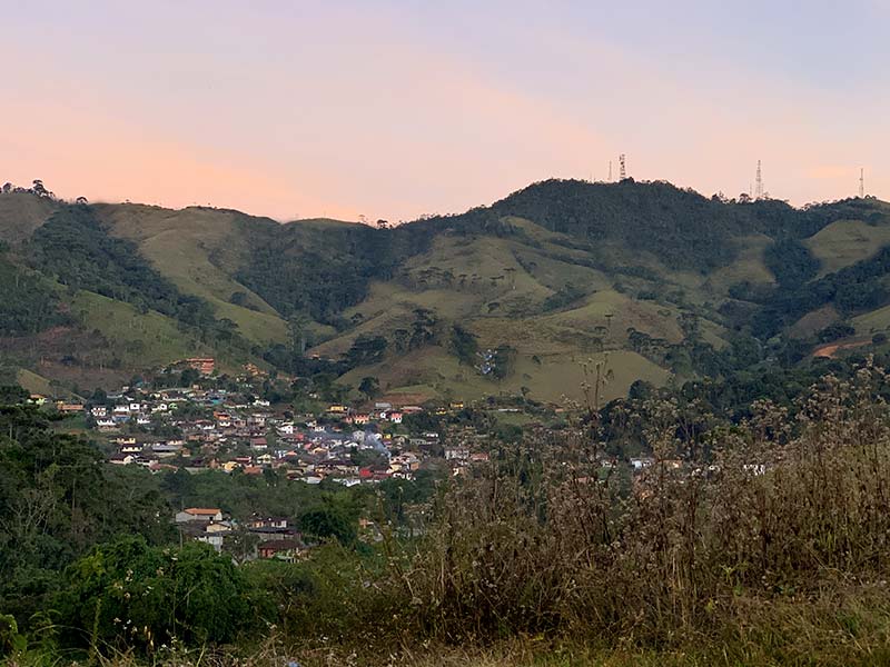 Vista do vale onde fica Visconde de Mauá no entardecer