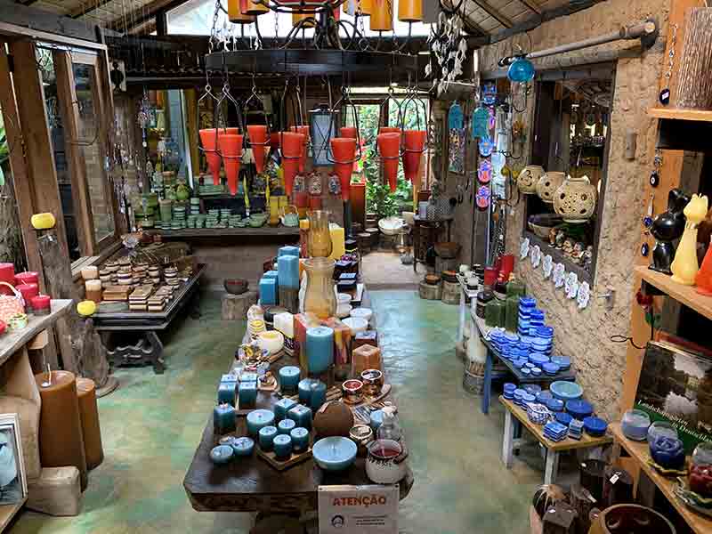 Produtos expostos na Casa das Velas em Maringá, MG