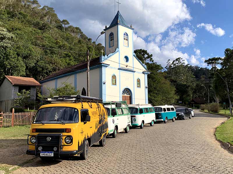 Kombis em frente à Igreja de São Sebastião