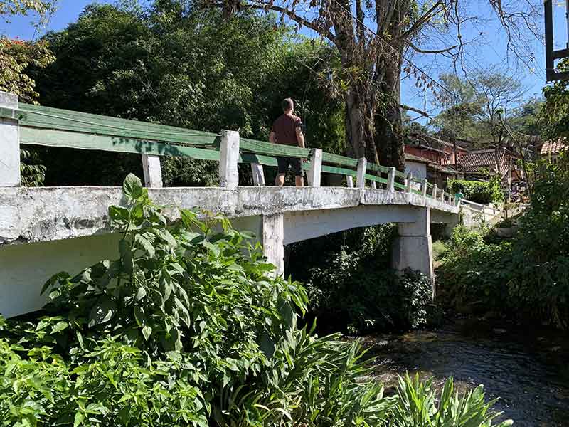 Homem atravessa ponte que divide Minas do Rio em Maringá