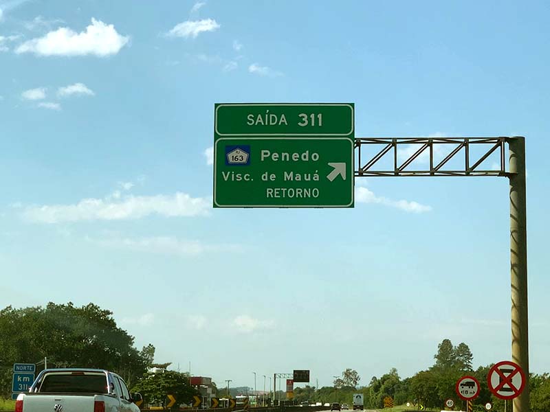 Placa na Vida Dutra na saída para Penedo e Visconde de Mauá