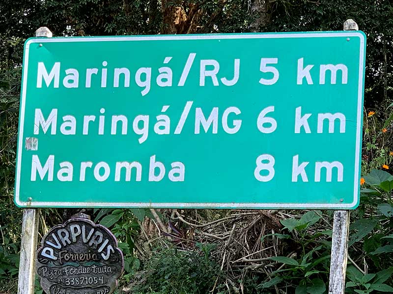 Placa sinaliza distância para Maromba, Maringá RJ e MG