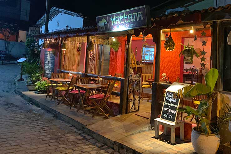 Restaurantes em Pipa: Entrada do Wattana com mesas na calçada