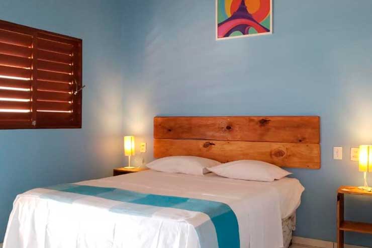 Onde ficar em São Miguel do Gostoso: Quarto com parede azul e cama de casal da White Sand Gostoso
