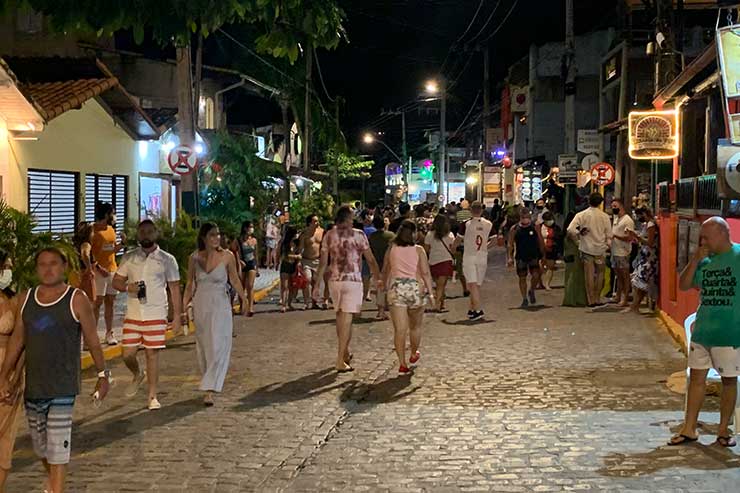 Av. Baía dos Golfinhos à noite, região com boas pousadas em Pipa