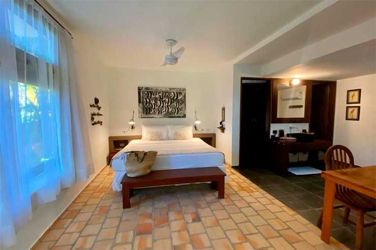 Quarto do Kilombo Villas e Spa com cama de casal e mesa
