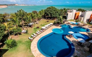 Área externa do Hotel Sun Bay com piscina em frente ao mar