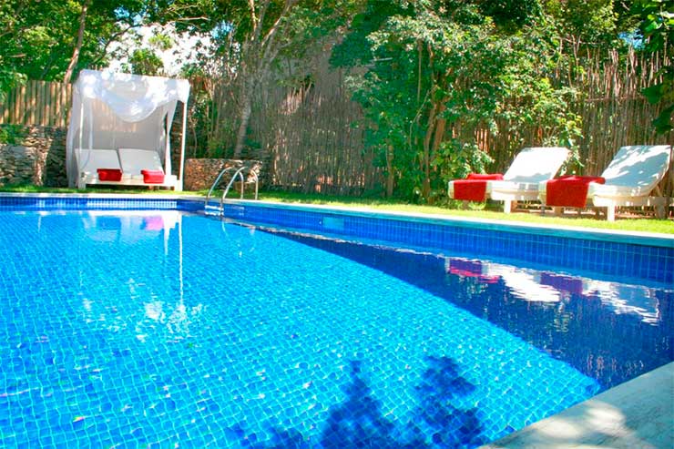 Pousadas em Pipa: Piscina com espreguiçadeiras do Terra dos Goitis Chalés