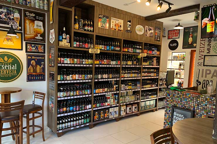 Arsenal da Cerveja, uma das lojas em Monte Verde, com diversos rótulos de cerveja em prateleiras