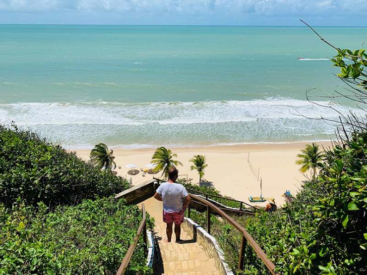 Homem desce escada em Cacimbinhas, uma das melhores praias de Pipa