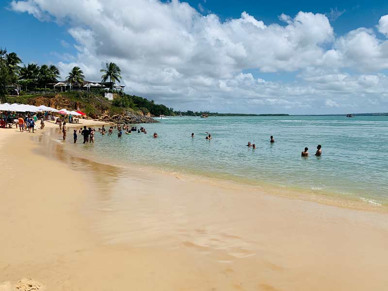 Pessoas nadam na Lagoa Guaraíras, em Tibau do Sul, no RN