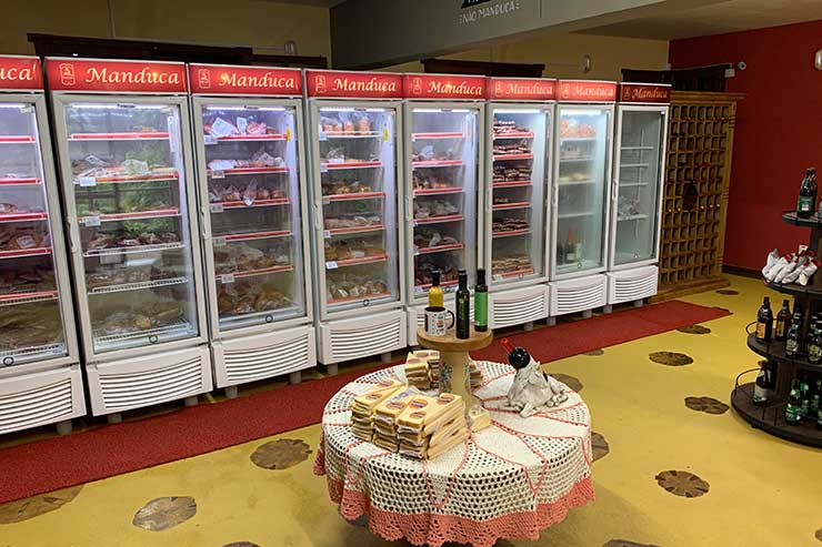 Geladeiras com produtos da Manduca Embutidos, uma das lojas em Monte Verde