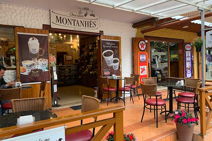 Mesas e cadeiras na parte externa da Chocolateria Montanhês