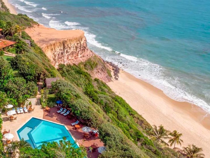 Vista de cima do hotel Ponta do Madeiro com piscina e vista pra praia