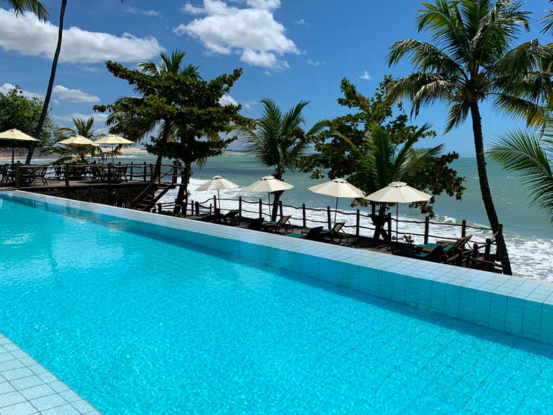 Piscina com vista para o mar no beach club Ponta do Pirambu, em Tibau do Sul