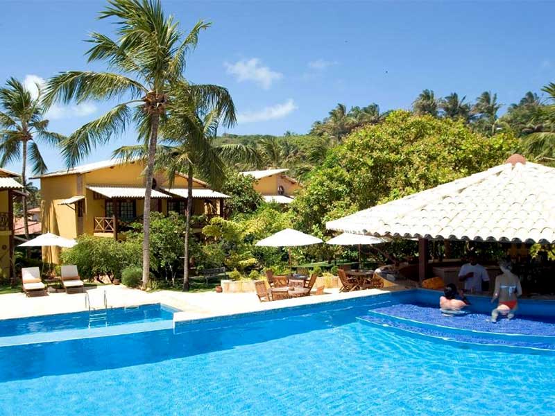 Pessoas no bar molhado da piscina da Pousada dos Girassóis