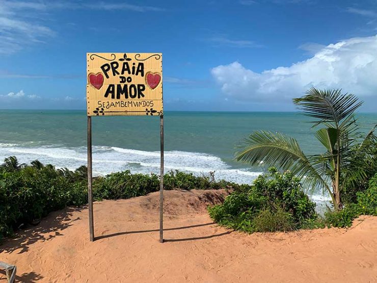 Placa da Praia do Amor, uma das melhores praias de Pipa, com vista para o mar