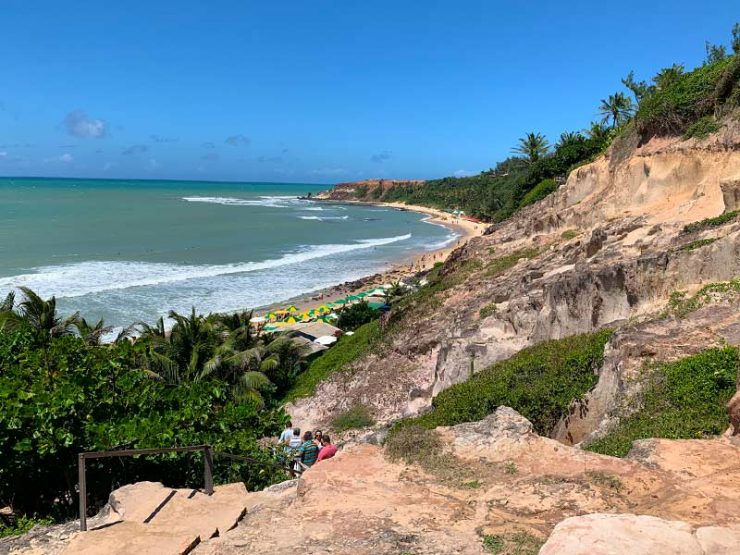 Vista de cima da Praia do Amor, uma das melhores praias de Pipa, com barracas na areia