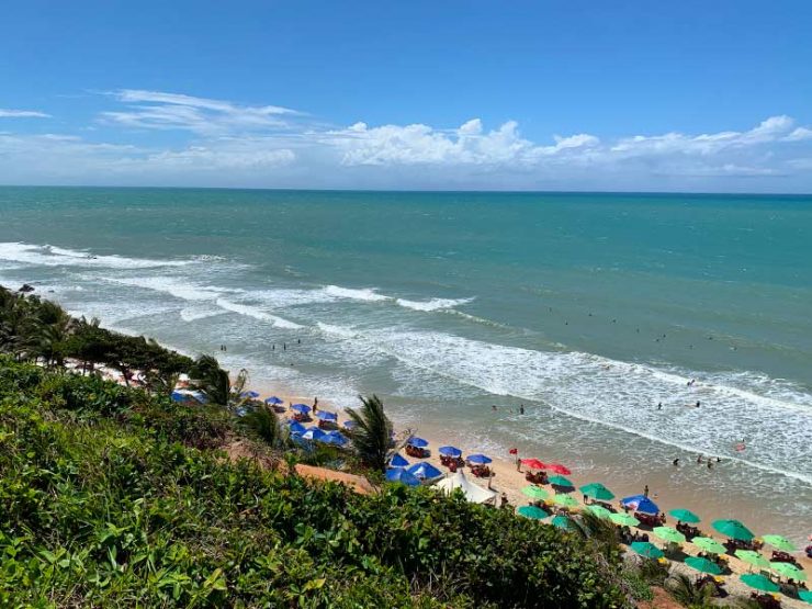 Vista de cima do mar da Praia do Amor em dia de céu azul