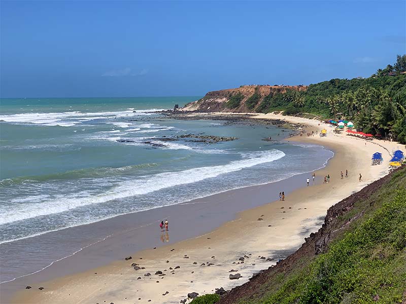 Praia do Amor em Pipa vista de cima: formato de coração na areia dá nome à praia