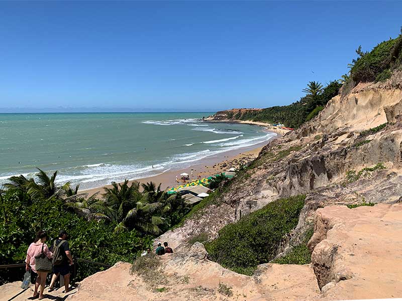 Falésias e escadaria em frente ao mar