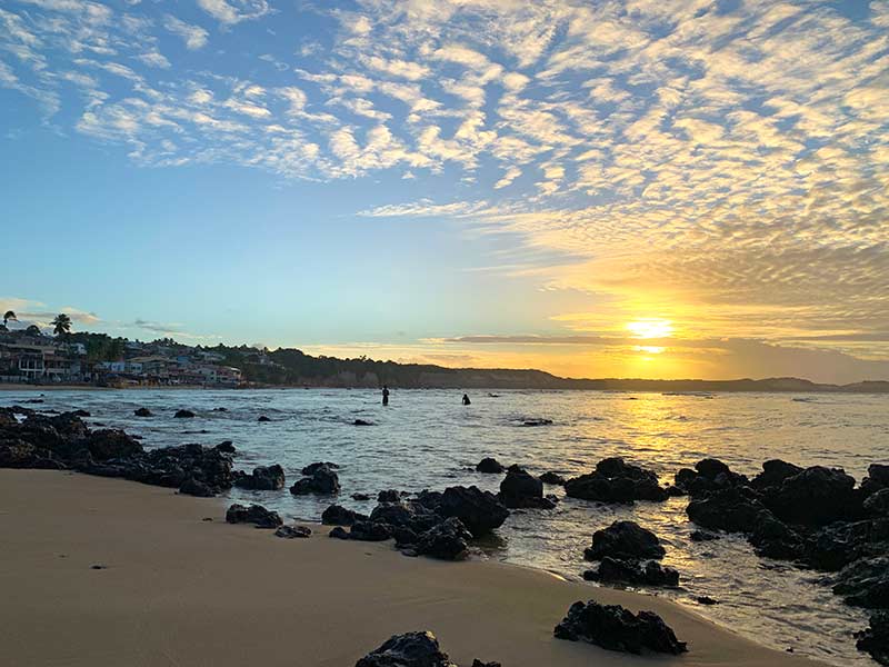 Pôr do sol no mar na Praia do Centro, no RN