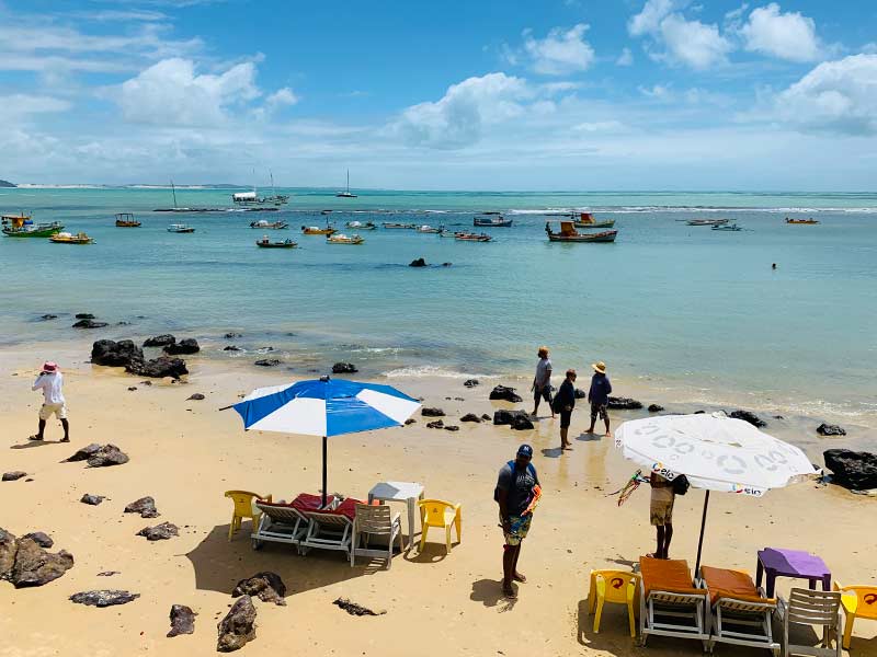 Melhores praias de Pipa: Guarda-sóis e espreguiçadeiras em frente ao mar na Praia do Centro