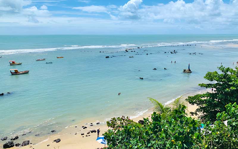 Melhores praias de Pipa: Vista de cima da Praia do Centro com mar claro e barcos