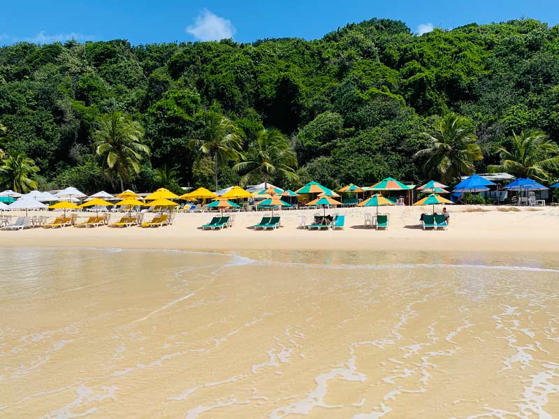 Barracas de praia em frente ao mar na Praia do Madeiro, uma das melhores praias de Pipa