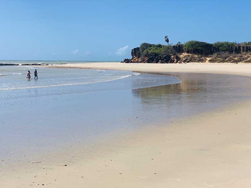 Praia de Tourinhos com vista das dunas petrificadas ao fundo