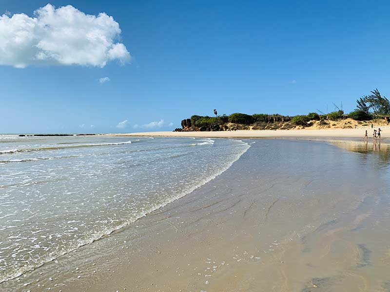 Vista da Praia de Tourinhos em São Miguel do Gostoso, com dunas ao fundo