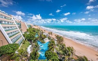 Prédio e piscina em frente à praia do Serhs Natal Grand Hotel (Divulgação/Booking)