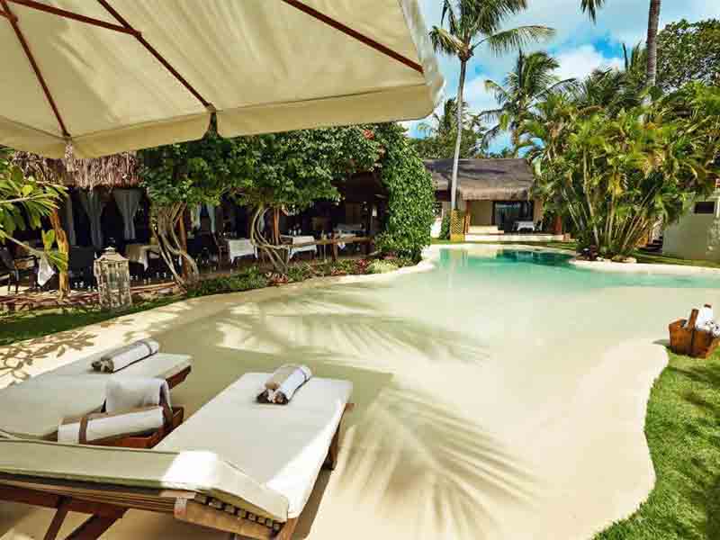 Espreguiçadeiras e piscina do Beija Flor Exclusive Hotel & Spa em Tibau do Sul