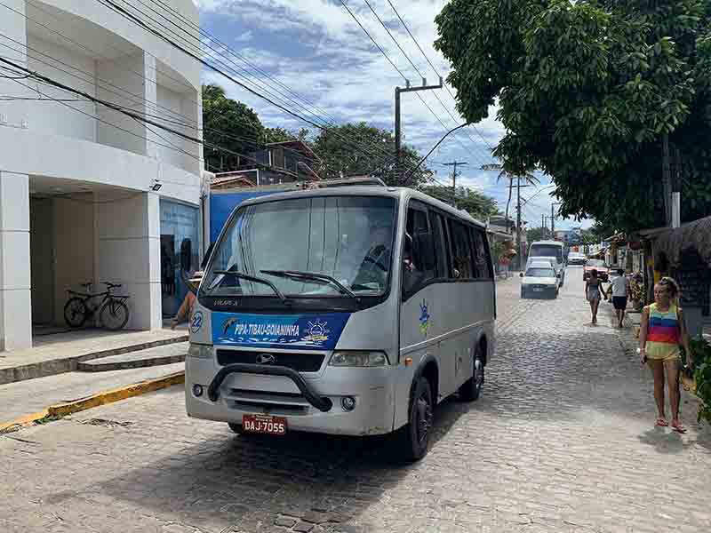 Ônibus que liga Pipa a Tibau do Sul