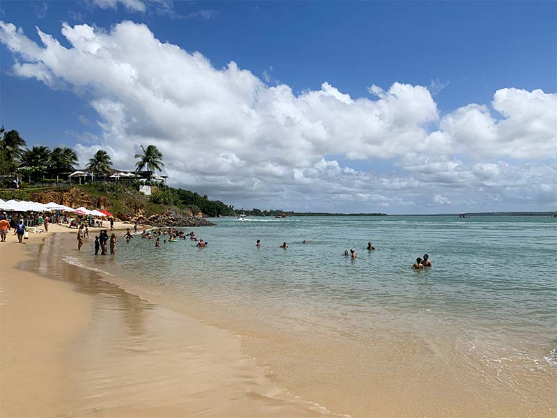 Banhistas nadam na Lagoa de Guaraíras